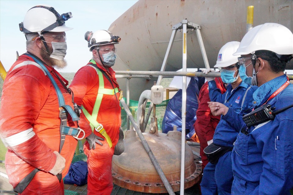 Các chuyên gia Quartis Refractory Inspection (Anh quốc) trao đổi thông tin về tình trạng thiết bị cùng các kỹ sư của BSR.
