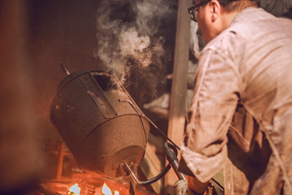 Từng công đoạn để tạo nên 1 ly cà phê Thái đều được thực hiện thủ công. Ảnh: NVCC
