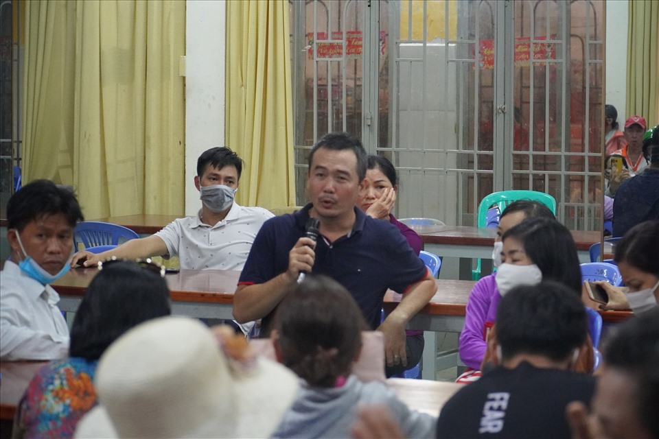 The representatives of the town called for calm to work with the authorities and the temple to solve the case.  Photo: Anh Tu