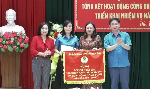 LĐLĐ tỉnh Hà Tĩnh tặng cờ thi đua xuất sắc. Ảnh: Đức Thanh.