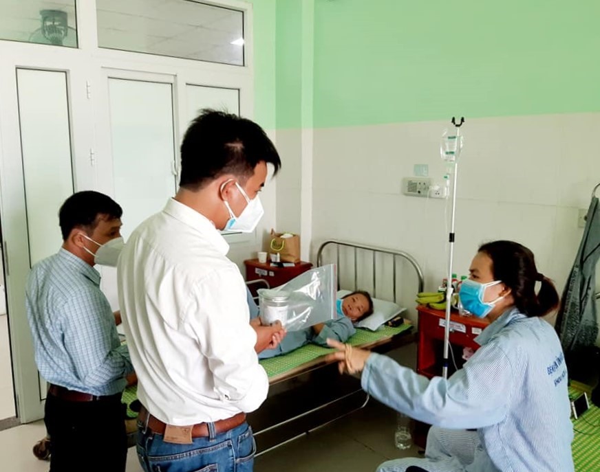Lực lượng chức năng lấy mẫu pate Minh Chay do người bị ngộ độc cung cấp. Ảnh: Bác sĩ Buu Thuyen