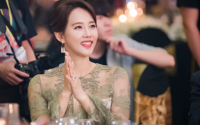 Ở tuổi U50, Oh Hyun Kyung vẫn giữ được vẻ đẹp ngọt ngào. Ảnh: Cắt clip