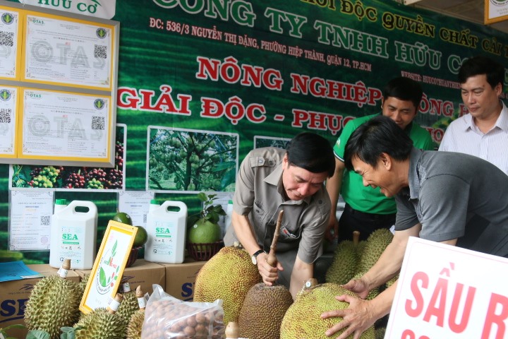 Bí thư Đắk Lắk Bùi Văn Cường đến tham quan “Hội chợ Thương mại Nông nghiệp trái cây Krông Pắk năm 2020”. Ảnh Bảo Trung