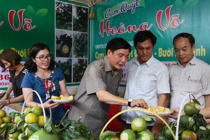 Bí thư Đắk Lắk Bùi Văn Cường đánh giá cao chất lượng nông sản của doanh nghiệp, bà con huyện Krông Pắc. Ảnh Bảo Trung