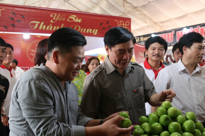 Bí thư Đắk Lắk Bùi Văn Cường đánh giá cao chất lượng nông sản của doanh nghiệp, bà con huyện Krông Pắc. Ảnh Bảo Trung