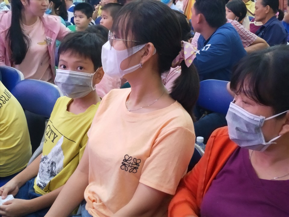 Đeo khẩu trang dự “Lễ hội Trăng Rằm“. Ảnh: K.Q