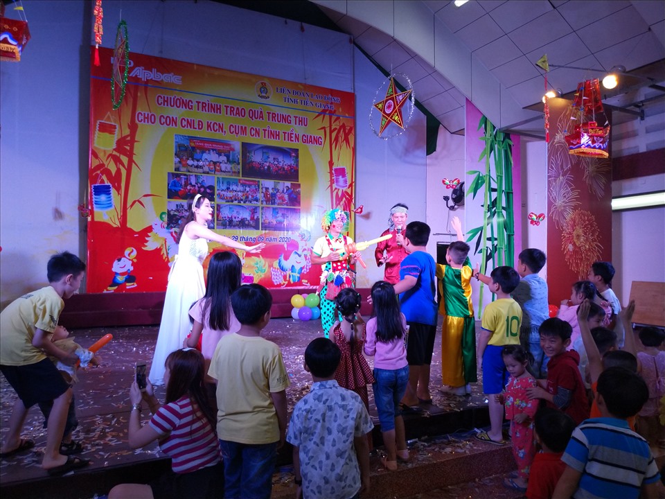 Các em thiếu nhi giao lưu với “Chú Cuội” và “Chị Hằng“. Ảnh: K.Q