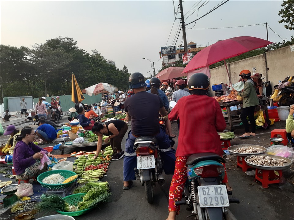 Chợ tự phát chiếm hết phần vỉa hè và cả lòng đường để mua bán - Ảnh Nam Hiệp