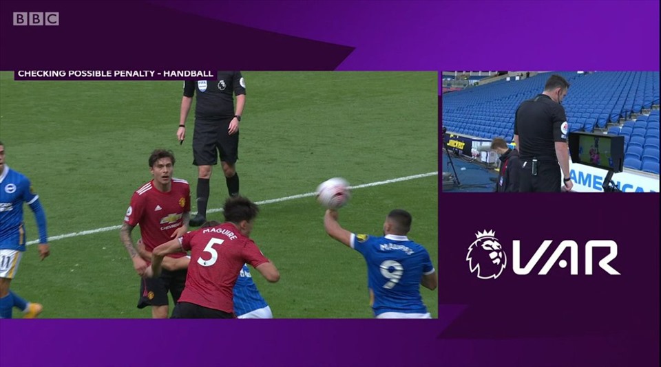 Pha bóng ở cuối trận Brighton gặp Man United. Ảnh: Twitter