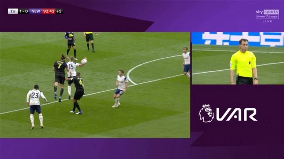 Eric Dier không cố tình khi đã quay lưng, nhưng với cách giải thích của Premier League, Tottenham vẫn bị thổi phạt 11m. Ảnh: Twitter