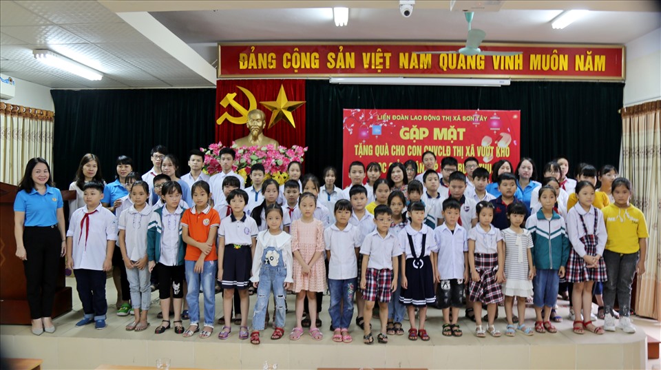 Liên đoàn Lao động thị xã Sơn Tây tặng quà con công nhân viên chức lao động có hoàn cảnh khó khăn đạt thành tích cao trong học tập . Ảnh: CĐ HN