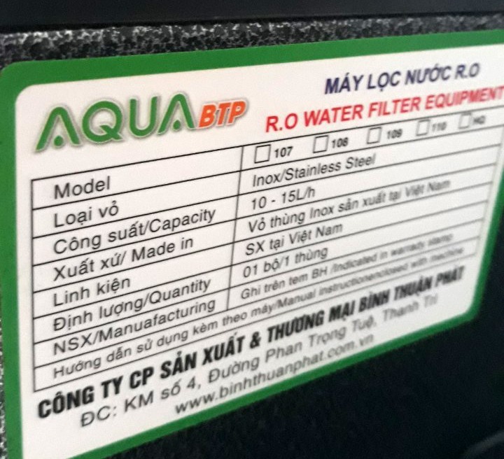 Nội dung trên tem được dán phía sau máy lọc nước “Ạquạ“. Ảnh: Tr.L.