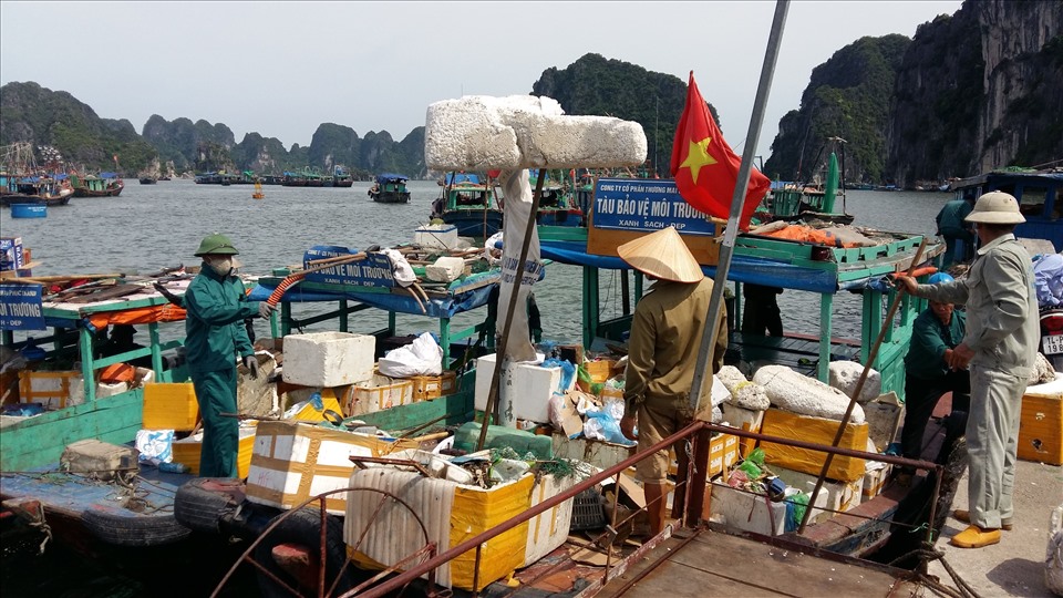 Bình quân mỗi ngày các đơn vị thu gom được từ 4-5 tấn rác thải trên vịnh Hạ Long. Ảnh: Nguyễn Hùng