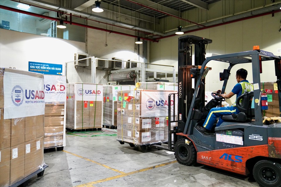 Mỹ tặng Việt Nam 100 máy thở để ứng phó COVID-19. Ảnh: USAID