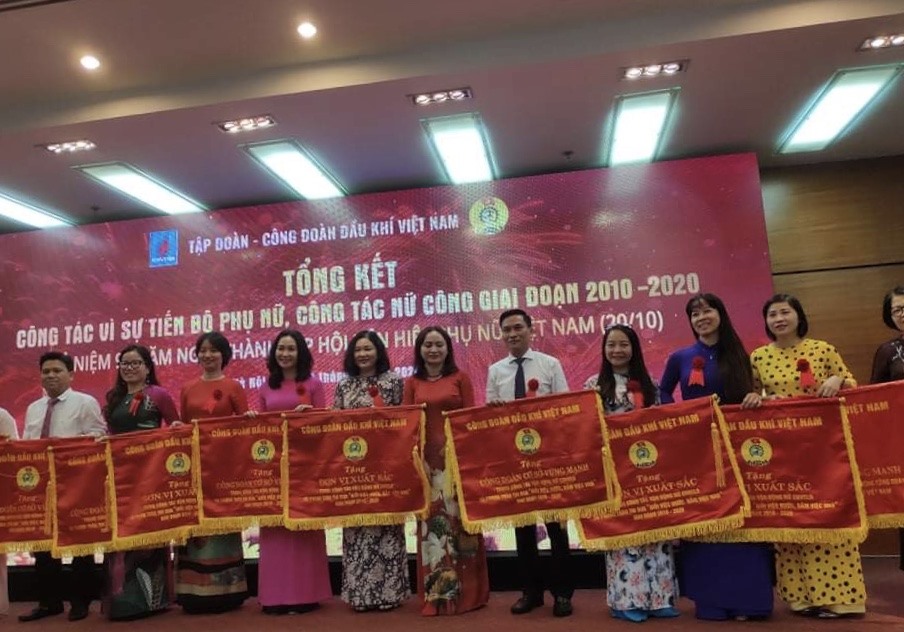 Các tập thể nhận cờ thi đua. Ảnh: Mạnh Tiêm