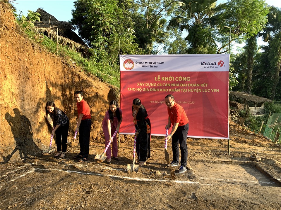 Chủ tịch Vietlott Lê Văn Hoan động thổ xây 4 căn nhà đại đoàn kết tại xã Tân Phượng.