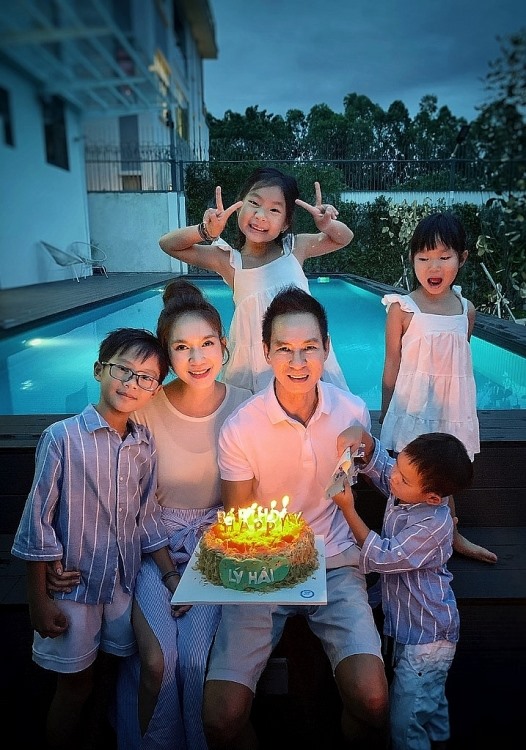 Lý Hải hạnh phúc đón sinh nhật bên gia đình. Ảnh: NSCC