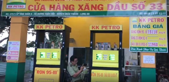 Cửa hàng kinh doanh xăng dầu số 44 tại ấp Vĩnh Xuân A, xã Dương Xuân Hội, huyện Châu Thành (Long An) bị tước giấy phép vẫn ngang nhiên bán xăng dầu. Ảnh: QLTT