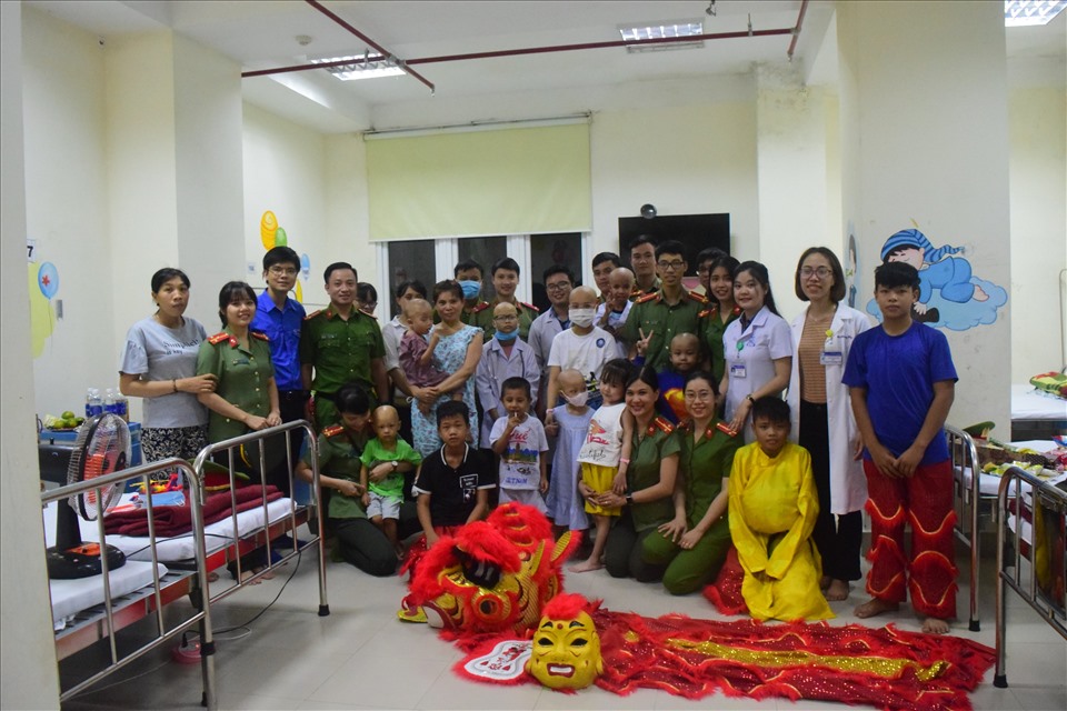 Công an Thừa Thiên Huế đã trao hàng chục suất quà Trung thu cho các bệnh nhi ung thư ở Bệnh viện Trung ương Huế. Ảnh: CA.