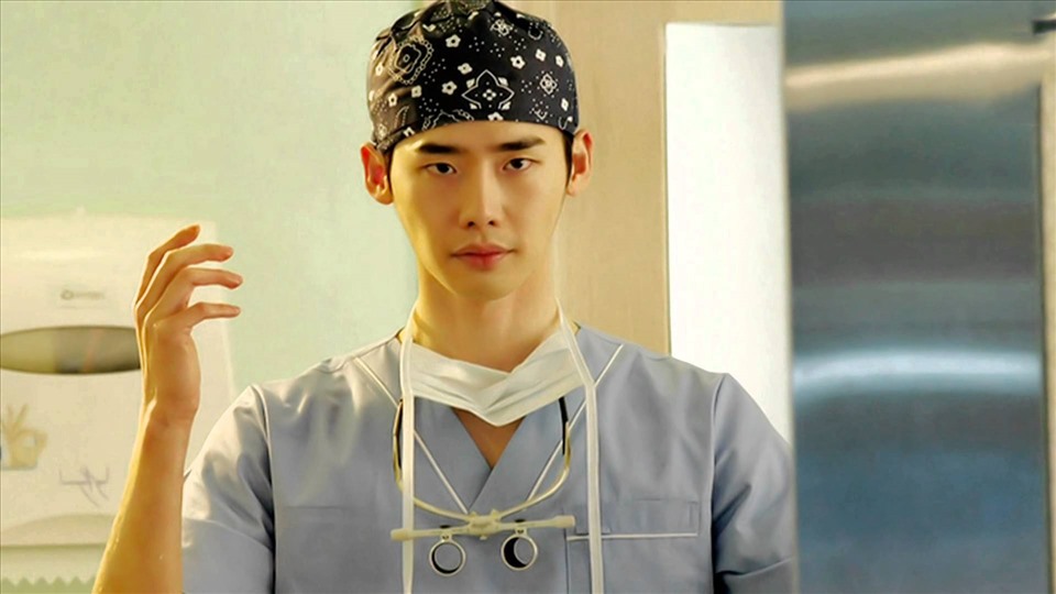 Lee Jong Suk trong “Bác sĩ xứ lạ”. Ảnh chụp màn hình.