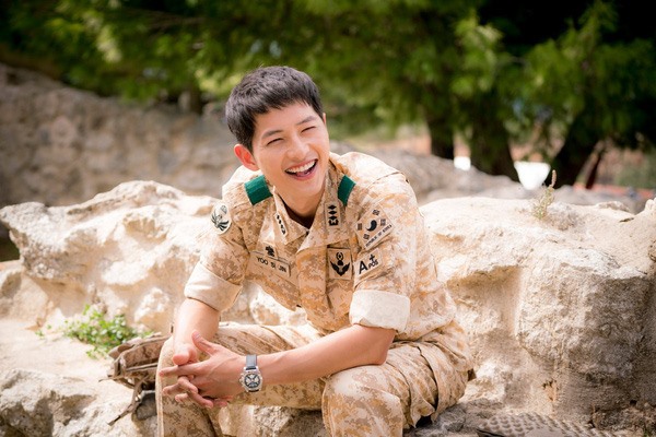 Song Joong Ki trong “Hậu duệ mặt trời”. Ảnh chụp màn hình.
