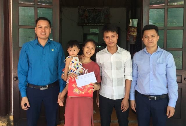 Chủ tịch Công đoàn các KKT tỉnh Hà Tĩnh và Chủ tịch Công đoàn Công ty FHS trao quà Trung thu cho con đoàn viên bị đau, ốm. Ảnh: CĐ.