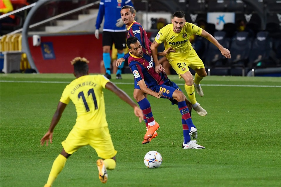 Sergio Busquets gặp khó trong hệ thống mới, còn Griezmann thì “mất tích“. Ảnh: Getty Images