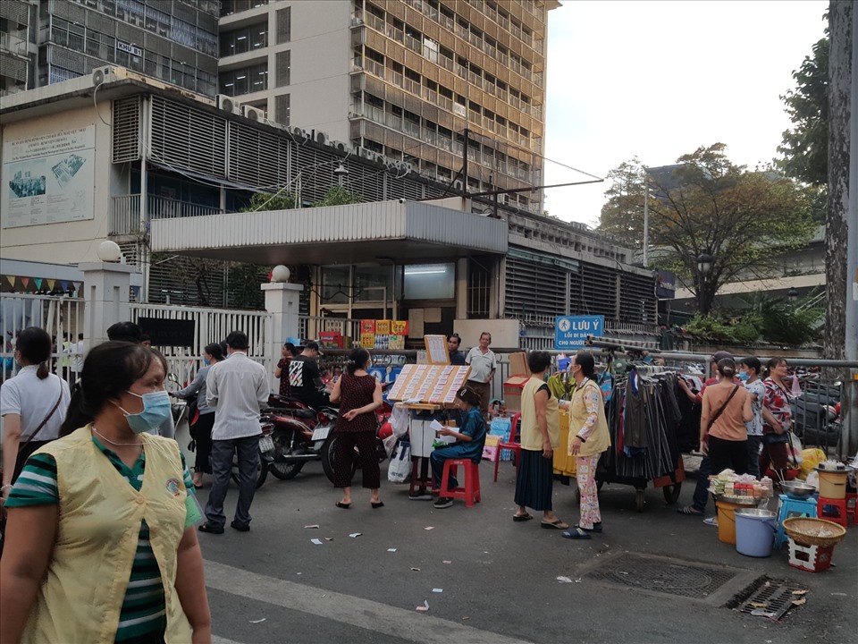 Những mặt hàng rong gồm: vé số, quần áo, thực phẩm,... được bày bán phía trước cổng bệnh viện Chợ Rẫy. Ảnh: Nguyễn Huy
