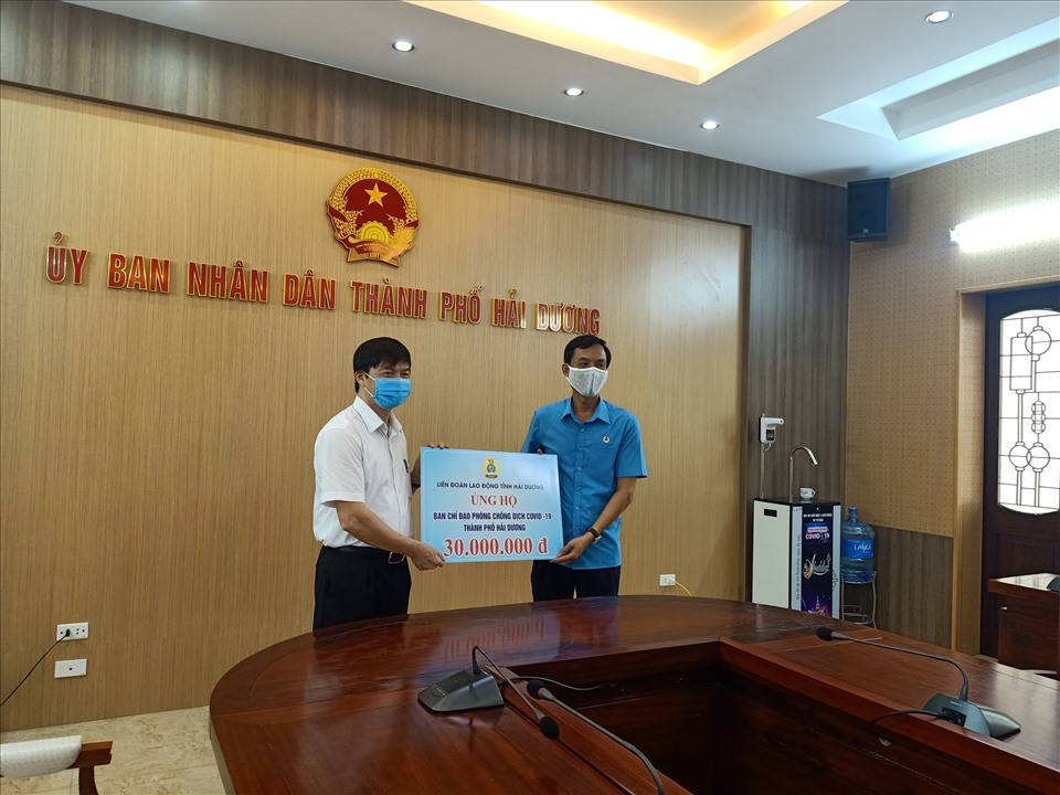Liên đoàn Lao động tỉnh ủng hộ Ban Chỉ đạo phòng chống dịch COVID-19 TP.Hải Dương 30.000.000 đồng. Ảnh: Diệu Thuý