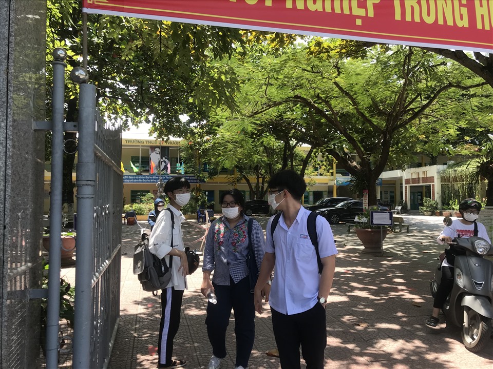 Các thí sinh bàn bạc sau môn thi tổ hợp kỳ thi tốt nghiệp THPT tại điểm thi trường THPT Lý Thường Kiệt. Ảnh: Mai Hương