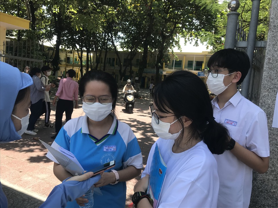 Thí sinh bàn luận về môn Địa Lý kỳ thi tốt nghiệp THPT. Ảnh: Mai Hương