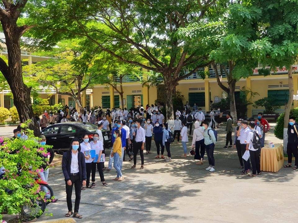 Các thí sinh hoàn thành môn thi tổ hợp kỳ thi THPT đợt 2 tại Quảng Nam. Ảnh: Thanh Chung