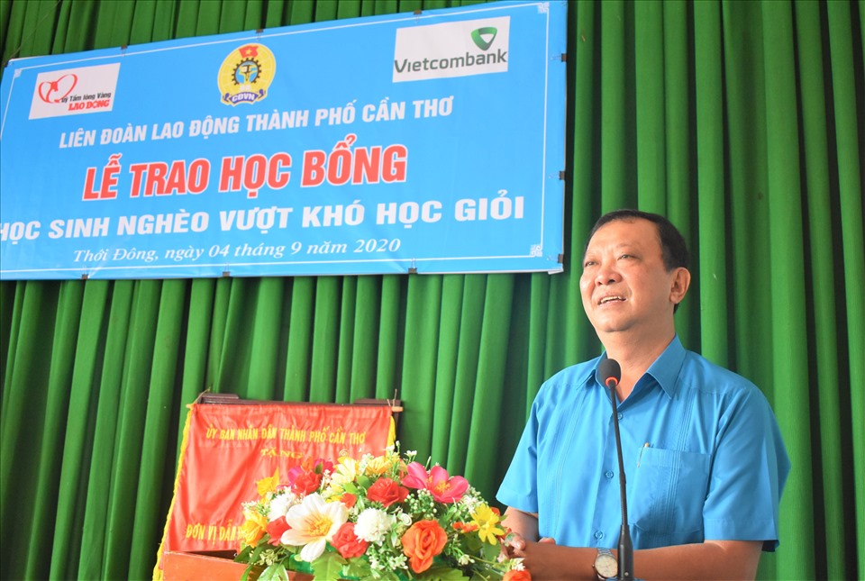 Chủ tịch LĐLĐ TP.Cần Thơ Trần Văn Tám phát biểu tại buổi lễ trao học bổng cho các em học sinh nghèo vượt khó học giỏi. Ảnh: Thành Nhân