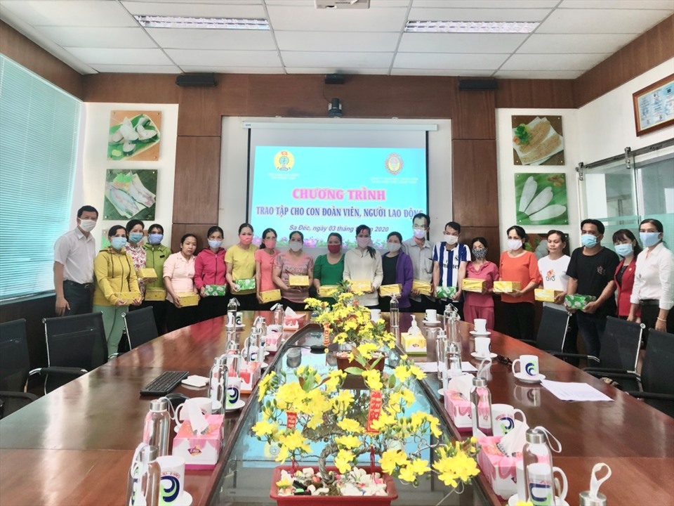 Buổi trao tập tại CĐCS Công ty Cổ phần chế biến và xuất nhập thủy sản khẩu Cadovimex II. Ảnh: Lưu Hùng