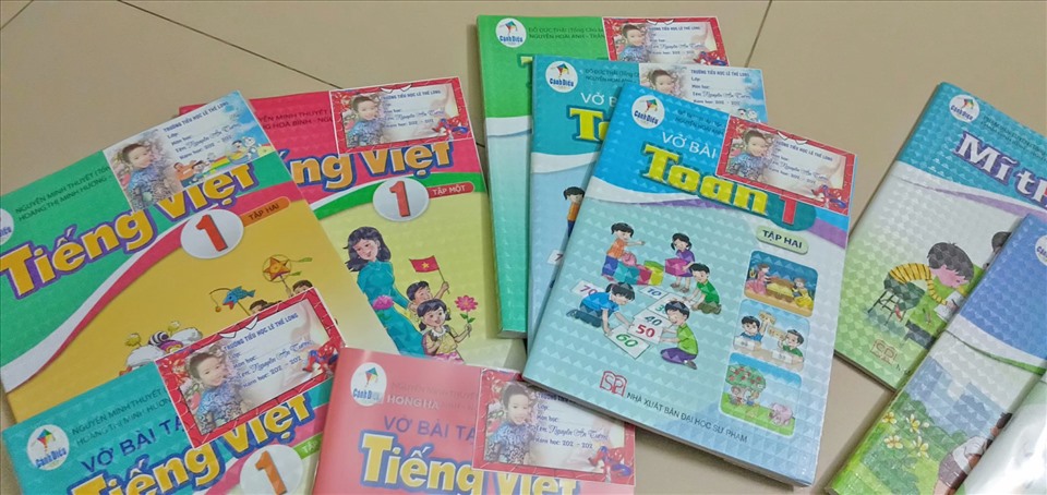 Bộ sách lớp 1 có rất nhiều vở bài tập, sách bổ trợ đi kèm (Ảnh: PHCC)