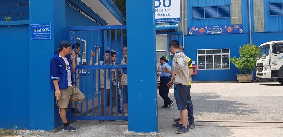 Công nhân khu công nghiệp theo dõi vụ việc. Ảnh: L. Hà