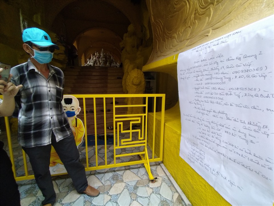 Chùa Kỳ Quang 2 dán thông báo về biên bản làm việc liên quan đến tình hình xác minh định danh các hũ tro cốt bị mất di ảnh. Ảnh: Anh Tú