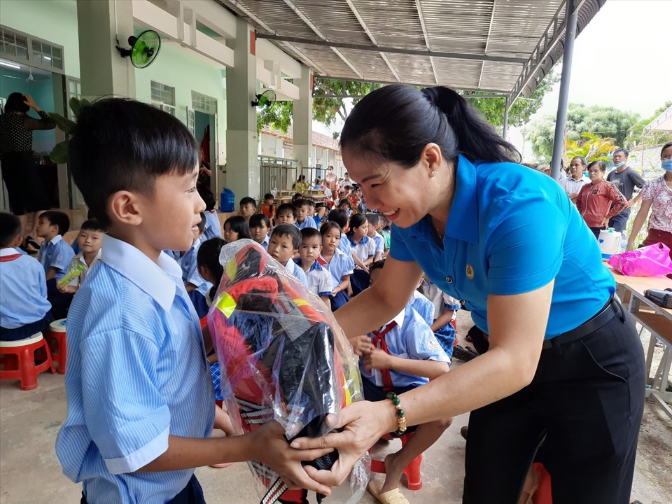 200 chiếc cặp phao khác sẽ được LĐLĐ Bù Đăng trao cho học sinh ở các xã khác. Ảnh: Đình Trọng
