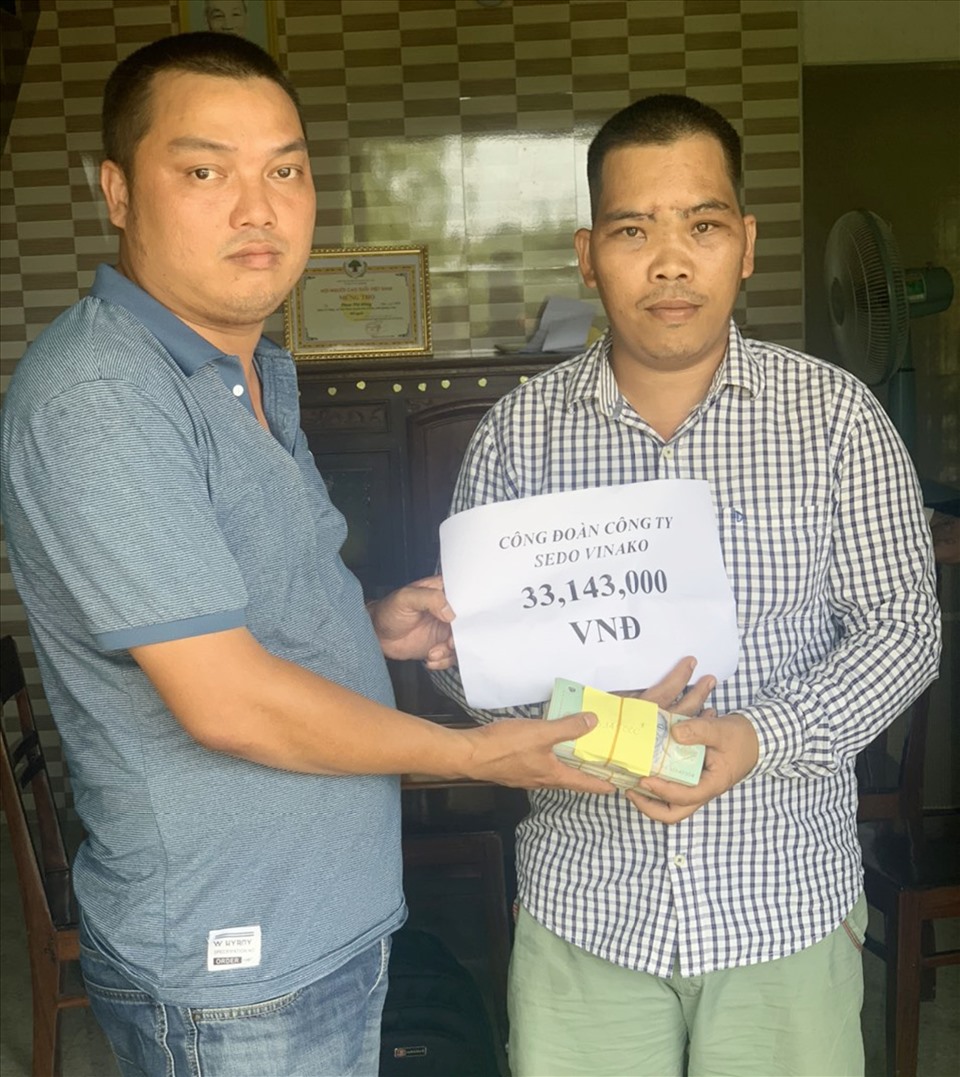Anh Lê Hoàng Anh Binh (bên trái) trao tiền hỗ trợ cho đoàn viên bị tai nạn. Ảnh: Anh Binh