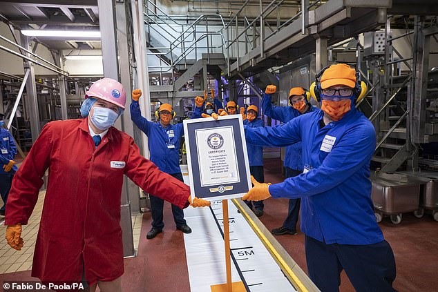 Wotzilla dài 10,66 mét, nặng 250 gam, cần tới 6 người giữ nó. Ảnh: Daily Mail