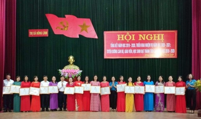 Trao Giấy khen của LĐLĐ thị xã Hồng Lĩnh. Ảnh: CĐ.