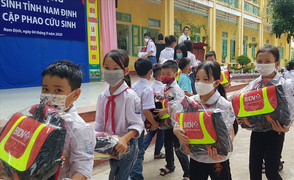 Những chiếc cặp phao được thiết kế đặc biệt, giúp học sinh vùng lũ an toàn khi đến trường. Ảnh: NT