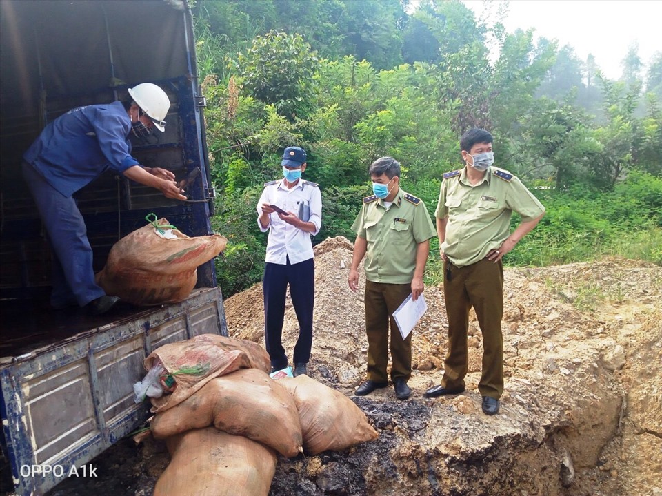 Lực lượng chức năng kiểm tra, thu giữ