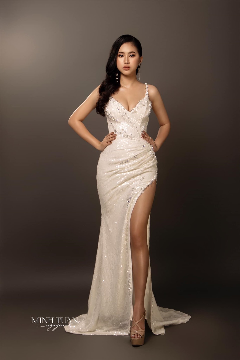 Thí sinh Phù Bảo Nghi sinh năm 2001 chọn một thiết kế khoe lợi thế vòng 1 đầy đặn.