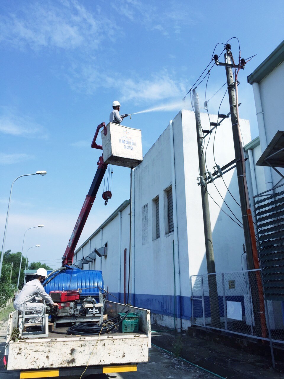 Thực hiện công tác vệ sinh các thiết bị điện bằng nước cách điện áp lực cao. Ảnh: ĐL.