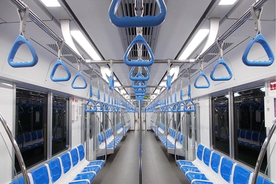 Bên trong đoàn tàu metro số 1. Ảnh: MAUR