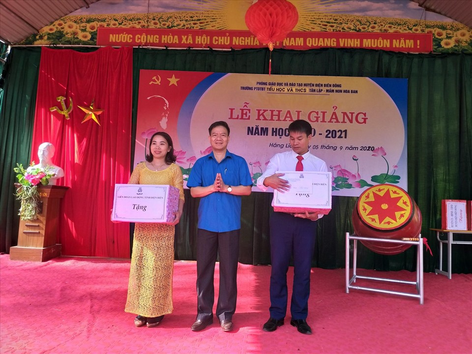 Đồng chí Lê Thanh Hà - Chủ tịch LĐLĐ tỉnh tặng quà cho thầy, cô nhà trường nhân dịp khai giảng. Ảnh: Trần Nga