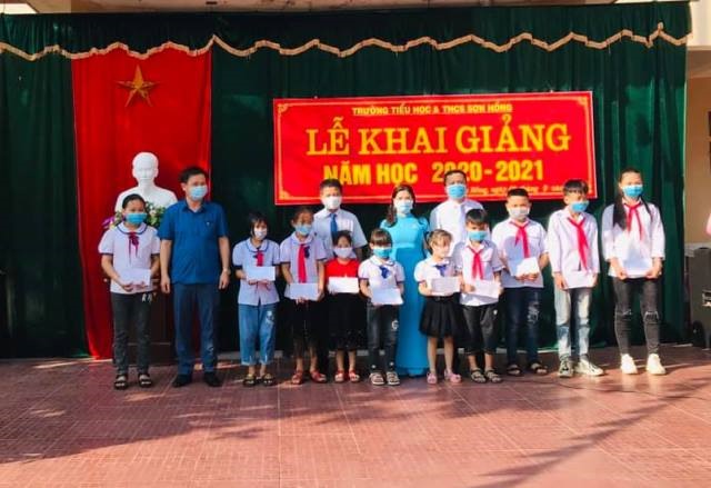 Phó Chủ tịch LĐLĐ Hà Tĩnh Ngô Đình Vân trao quà cho học sinh khó khăn con đoàn viên công đoàn Trường Tiểu học và THCS Sơn Hồng. Ảnh: CĐ.