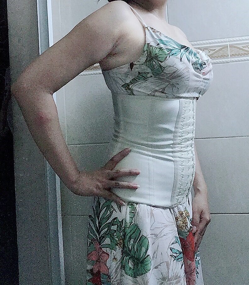Nhiều chị em không ngại chi ra một số tiền nhỏ để mua đai nịt bụng về với hi vọng lấy lại vòng eo con kiến nhanh chóng nhất (ảnh: Thùy Trang)