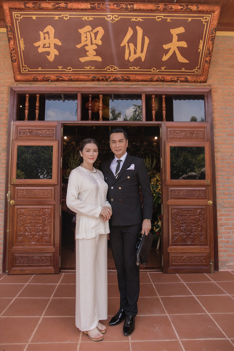 Nam ca sĩ Nguyễn Hưng đích thân xuống TP. Vũng Tàu chúc mừng người em thân thiết Lý Nhã Kỳ. Ảnh: Lê Huy.